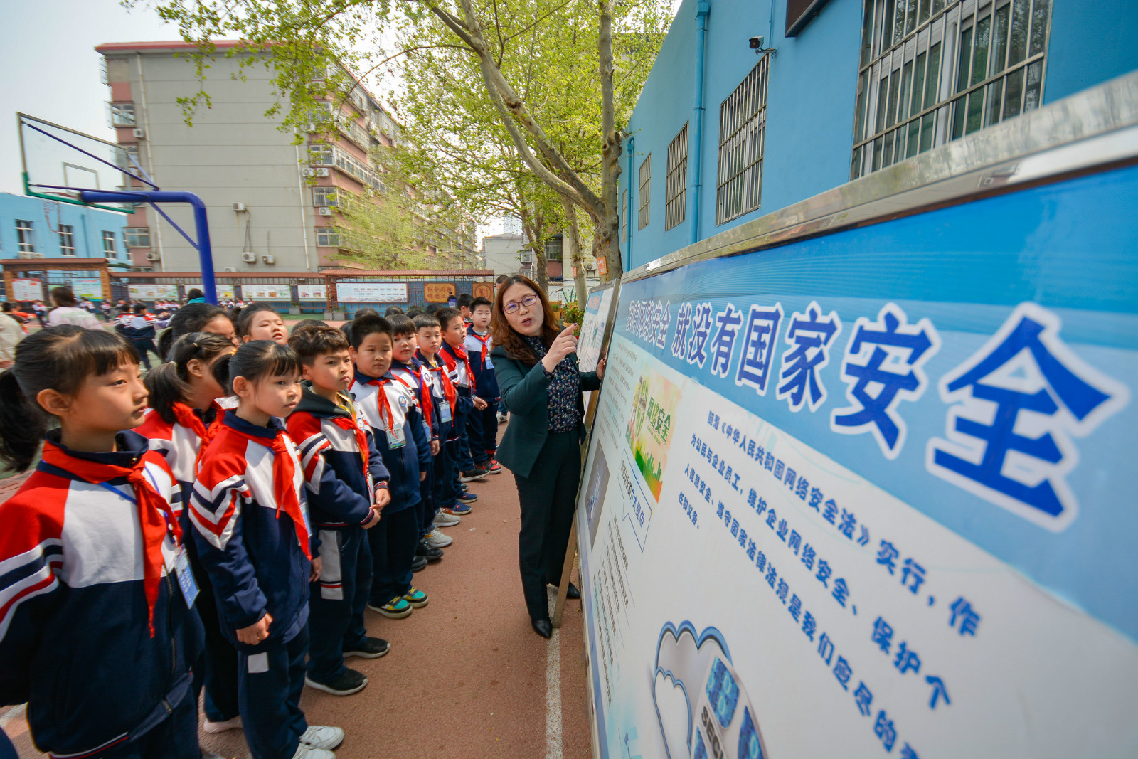 近日，河北邯郸市邯山区网信办工作人员为渚河路小学学生讲解网络安全知识。