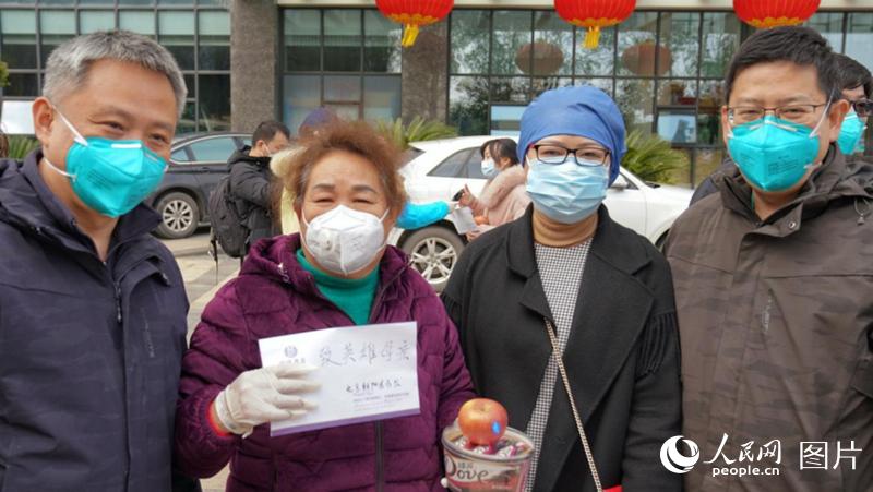 院方送给出院患者一封信，还有苹果和巧克力。韩基琛 摄