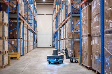 MiR250 Hook 可以通过二维码或 AprilTag 找到并连接几乎所有类型推车